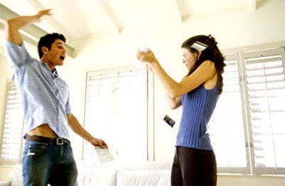 Biếu tết nội-ngoại: Đòi công bằng, chồng ném xấp tiền vào mặt vợ