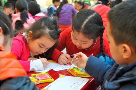 Học sinh tiểu học tíu tít tặng vé Tết đoàn viên