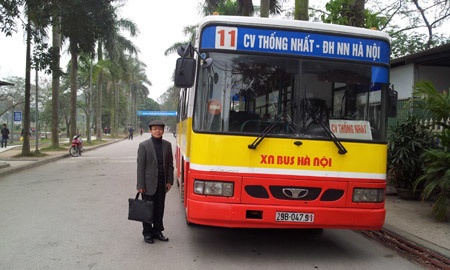 Vị PGS đến trường hàng ngày bằng xe bus