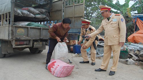 Bắt 2 tấn mỡ bẩn trên đường vào nhà hàng, quán ăn.