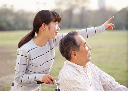 Chăm sóc cha mẹ cần cả yêu thương và thông thái