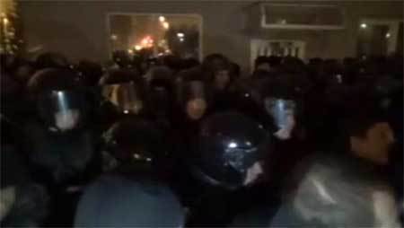 Hàng trăm người cố xông vào dinh Tổng thống Ukraina