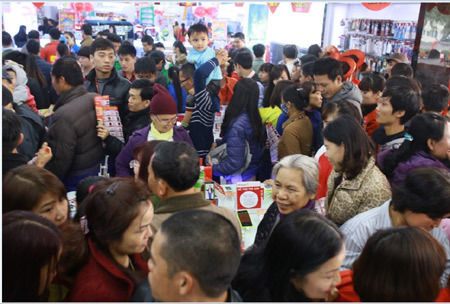 Chen chân mua sắm hàng điện máy ngày cận Tết