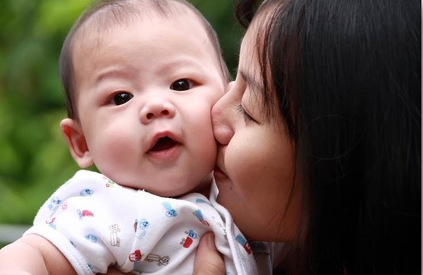 7 tình huống bố mẹ tuyệt đối không nên âu yếm, ôm hôn con