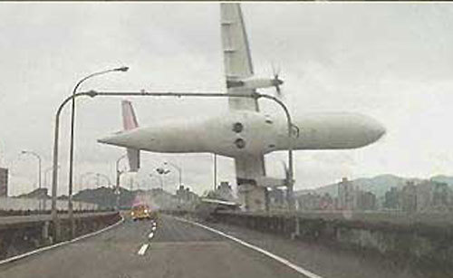 Máy bay chở khách TransAsia lao xuống sông
