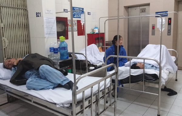 Bệnh viện 'cam kết không nằm ghép': Kê giường ra hành lang