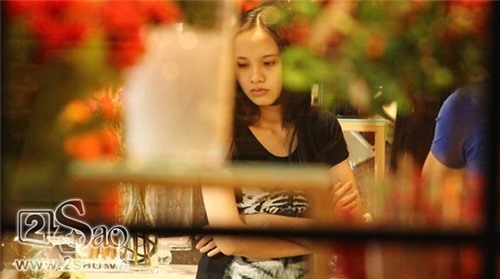 Paparazzi: Diễm Hương để mặt mộc, ngồi xe máy đi mua hoa