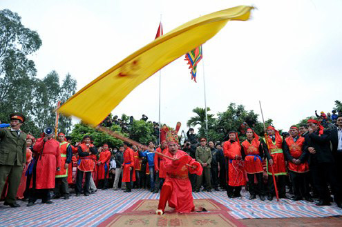 Văn hóa Việt, nhưng hễ ‘nước ngoài’ chê là ầm ĩ?