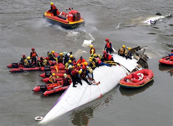 Vụ máy bay Đài Loan: Ráo riết tìm kiếm 12 người mất tích