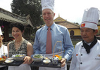 Đại sứ Mỹ say sưa nấu bún bò Huế
