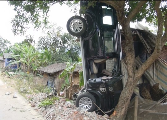 Đình chỉ Bí thư Huyện ủy cầm lái gây tai nạn chết 3 người