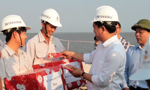 Bộ trưởng Thăng dặn lãnh đạo tỉnh: Tết nhớ lì xì cho CN!