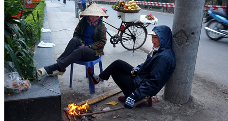 Đốt lửa, dựng lều trên phố Hà Nội kiếm tiền Tết