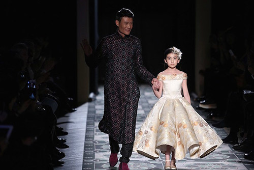 Mẫu nhí 9 tuổi quyền lực trên sàn diễn Paris Fashion Week