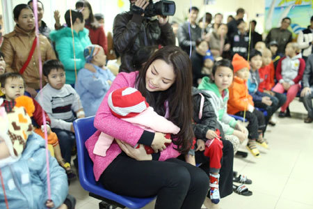 Hoa hậu Kỳ Duyên bế nựng trẻ viện K