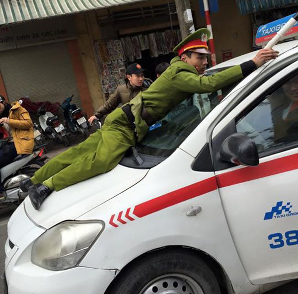 Lời khai tài xế taxi hất cảnh sát lên nắp capo