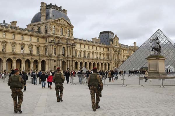 Paris cấm quay phim hành động vì sợ dân hoang mang