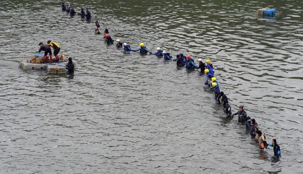 Thợ lặn kết thành lưới tìm 8 người mất tích