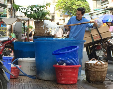 'Sởn gai ốc' quy trình chế biến mứt Tết bẩn kèm hóa chất