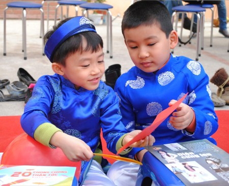 Xem trò tiểu học chia sẻ yêu thương