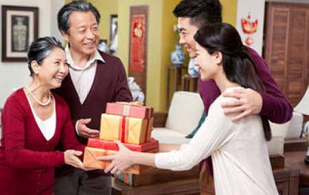 Tết này, nên về nhà bạn trai nào ăn tết?