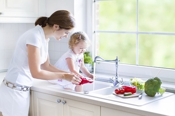 Những bài học cùng mẹ trong bếp giúp trẻ thông minh hơn