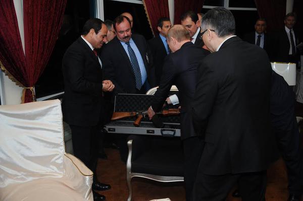 Ông Putin tặng AK-47 cho Tổng thống Ai Cập