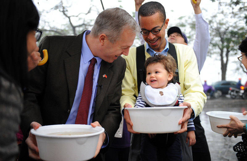 Đại sứ Mỹ cũng thả cá chép tiễn ông Táo ở Hà Nội