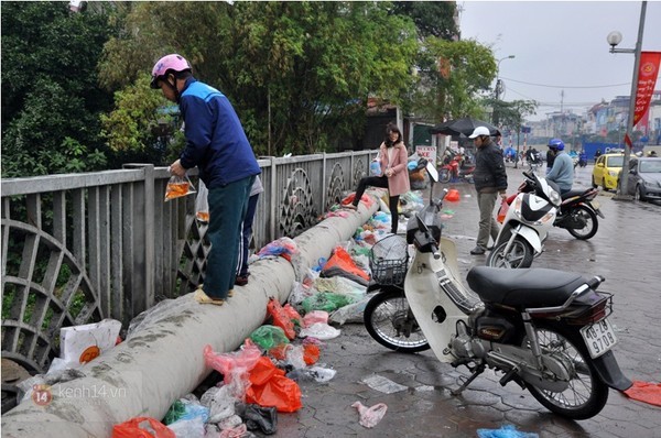 Sốc với cảnh rác ngập thành cầu sau lễ thả cá chép tiễn ông Táo