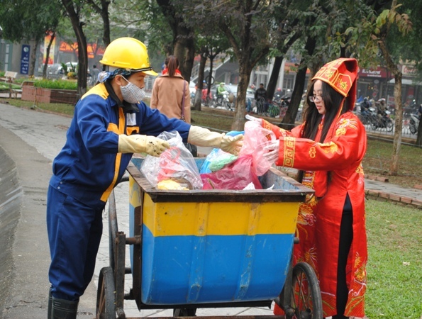 “Bà Táo 9X” dọn rác tiễn Táo quân