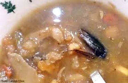 Bồi bàn nuốt chửng con gián trong bát canh của khách