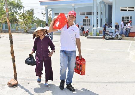 Xuân ấm áp từ những chuyến xe trao quà Tết