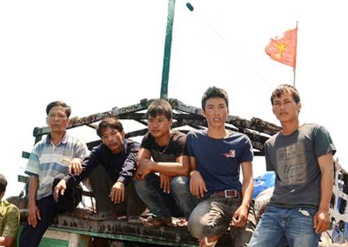 Cuộn cờ vào lồng ngực