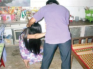 Bắt vợ ăn cả tảng thịt sống vì... nấu cơm không ngon!