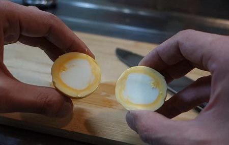 Xem tuyệt chiêu luộc trứng đảo lộn lòng kỳ lạ