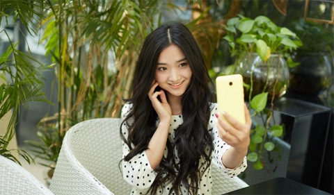 Thiếu nữ xinh như mộng làm dáng với smartphone