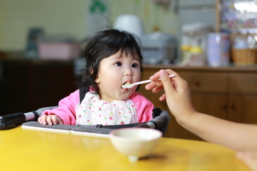 Lưu ý mẹ không thể bỏ qua khi cho con ăn uống ngày Tết