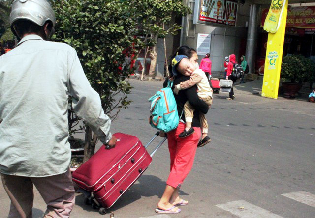 Vội vã rời Sài Gòn về quê ăn Tết
