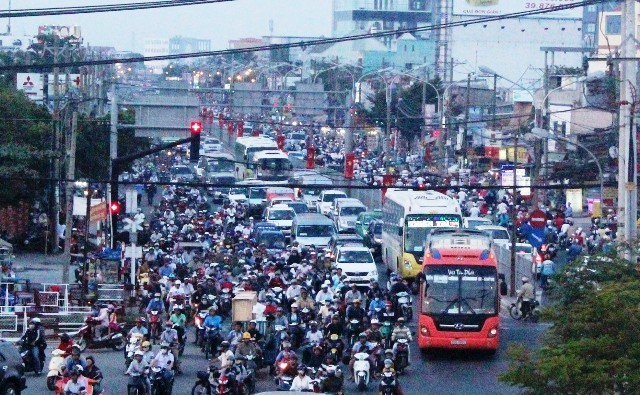 Đường phố, bến xe Sài Gòn kẹt cứng dòng người về quê
