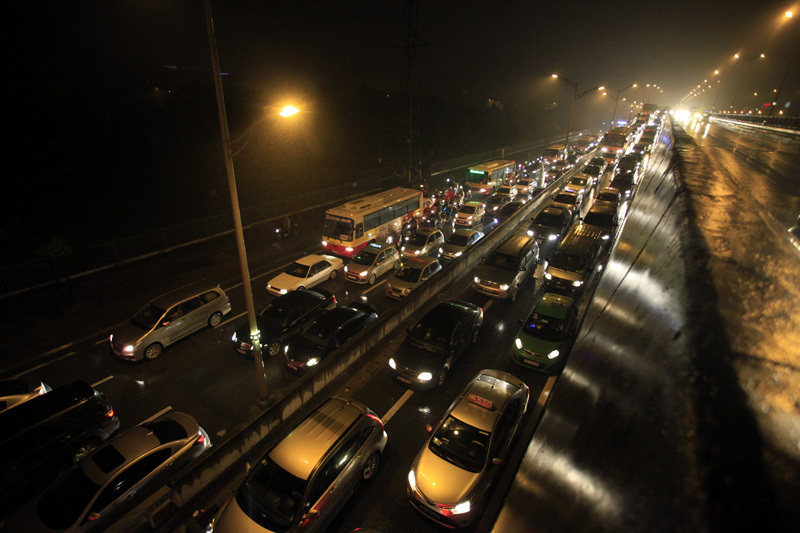 Hà Nội: Đường trên cao tắc hàng km ngày cuối năm