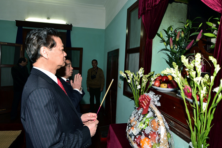 Thủ tướng dâng hương tưởng niệm Bác Hồ tại Nhà 67