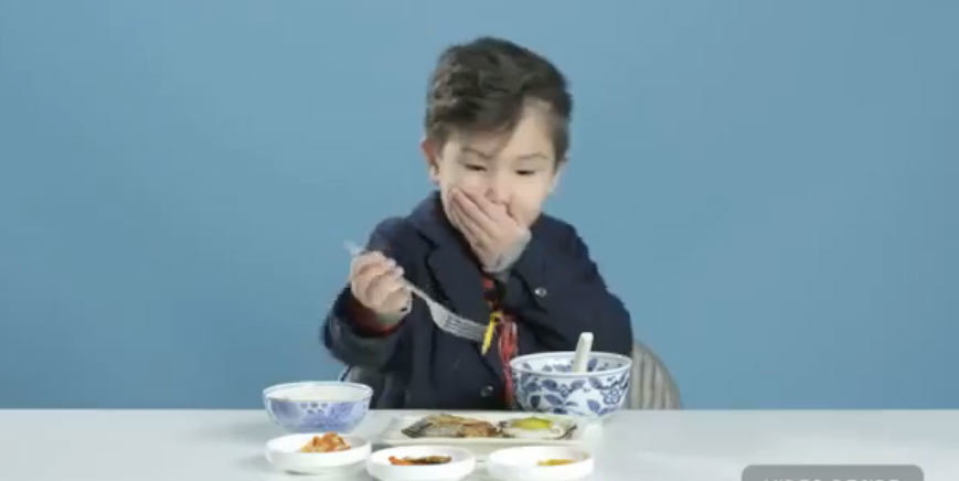 Cười vỡ bụng khi xem trẻ em Mỹ thử bữa sáng Việt