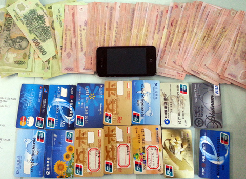 Nghi phạm nước ngoài sản xuất thẻ ATM giả thanh toán tại VN
