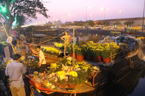 Nhộn nhịp chợ hoa nổi duy nhất ở Sài Gòn