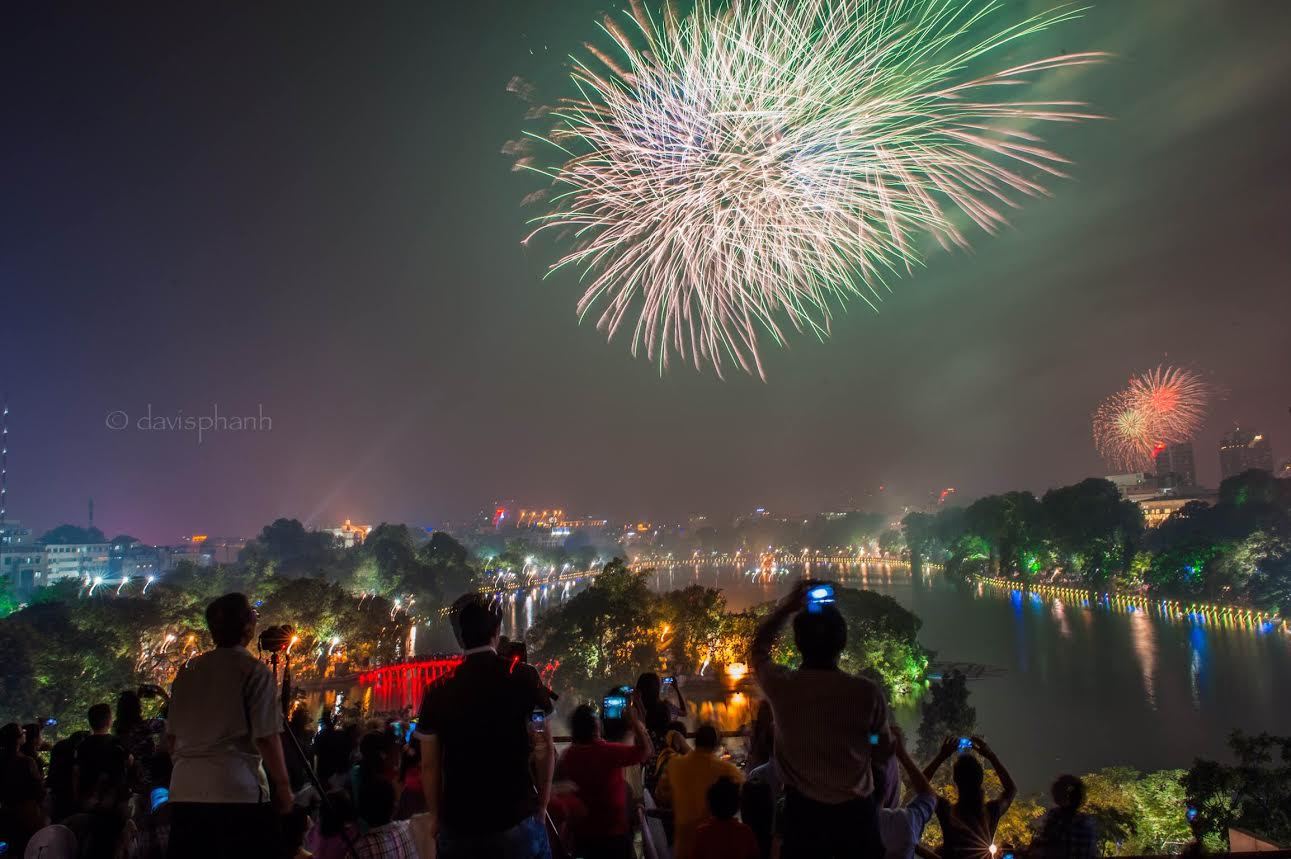 Chơi sang, 1 triệu đồng mua chỗ xem pháo hoa giao thừa