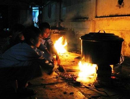 Người Hà Nội thức khuya luộc bánh chưng đón Tết