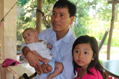 Cuốc sống mới của gia đình cháu bé “văng khỏi bụng mẹ”