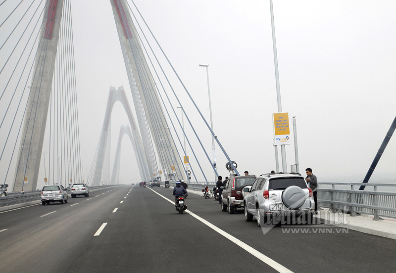 Hà Nội: Cấm phương tiện qua cầu Nhật Tân đêm Giao thừa