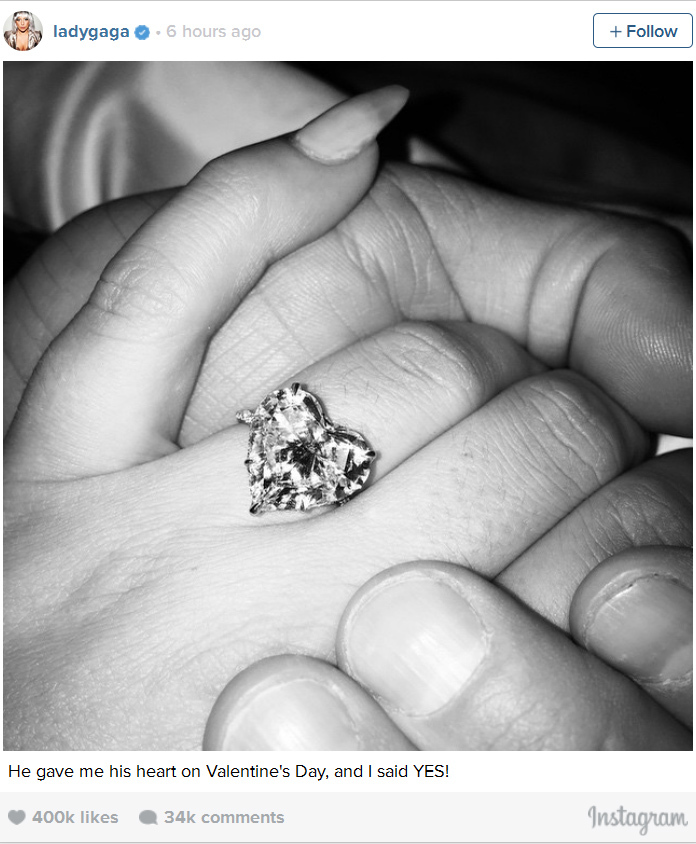 Lady Gaga khoe nhẫn đính hôn kim cương 'khủng'