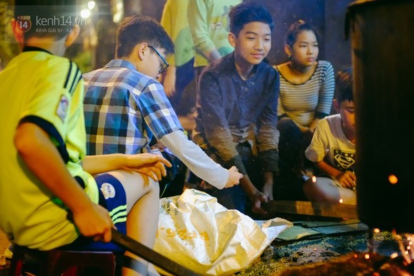 Người Hà Nội quây quần nấu bánh chưng đón Tết ngay trên hè phố